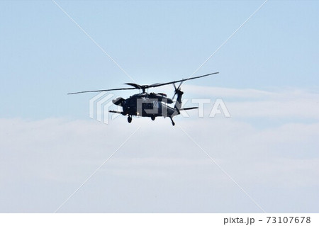 大空を翔る航空自衛隊ののUH-60J救難ヘリコプター 大空を翔る航空自衛隊ののUH-60J救難ヘリコプター 73107678