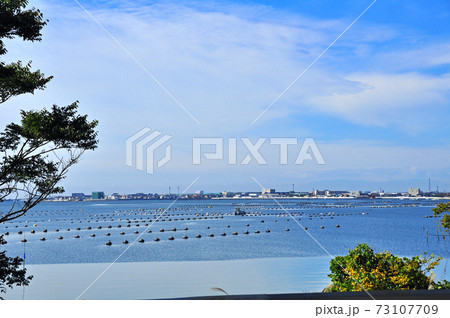 万石浦に浮かぶ養殖ブイ 石巻市渡波の街並み 万石浦に浮かぶ養殖ブイ 石巻市渡波の街並み 73107709