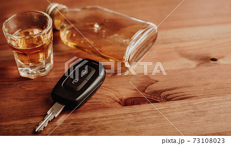 Close up of car keys and an alcohol on the table, alcoholism Close up of car keys and an alcohol on the table, alcoholism 73108023