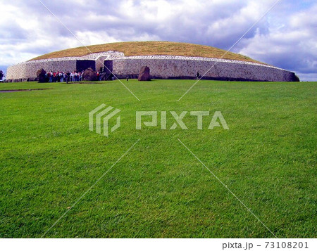 緑の芝の上に建つ紀元前の古代遺跡ニューグレンジ 73108201