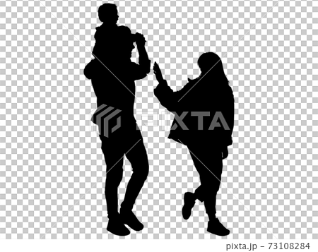 父母和孩子戴著肩輪的剪影 父母和孩子戴著肩輪的剪影 73108284