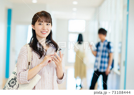 キャンパスの大学生 撮影協力:中央工学校附属日本語学校 キャンパスの大学生 撮影協力:中央工学校附属日本語学校 73108444