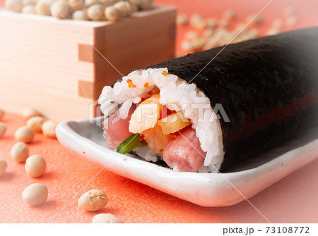 節分の恵方巻　節分　福豆　煎り大豆　太巻き 73108772