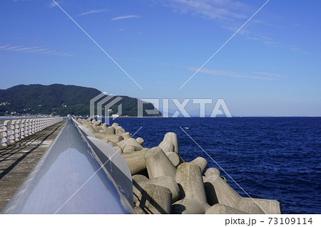 伊東マリンタウンの防波堤から見ることのできる綺麗な海と空 73109114