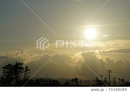 地方で見る夕日の風景/Sunset of open sky at countryside 73109269