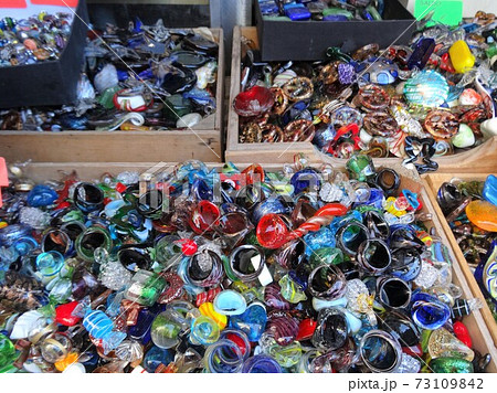 店先に並んだたくさんのガラスの指輪 73109842