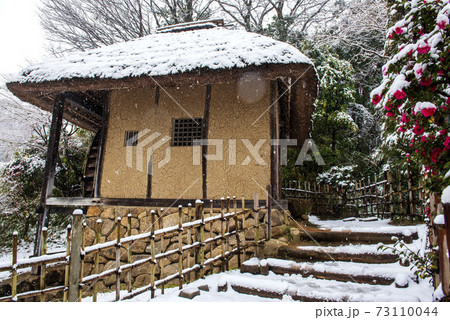 雪の降る農村の茅葺き屋根の物置 雪の降る農村の茅葺き屋根の物置 73110044