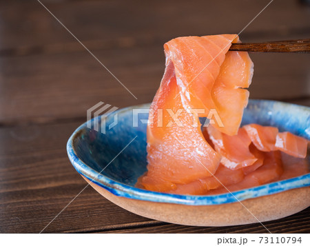 新鮮なスモークサーモンのクローズアップ。 新鮮なスモークサーモンのクローズアップ。 73110794