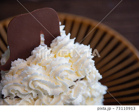 ホイップクリームたっぷりケーキのクローズアップ の写真素材