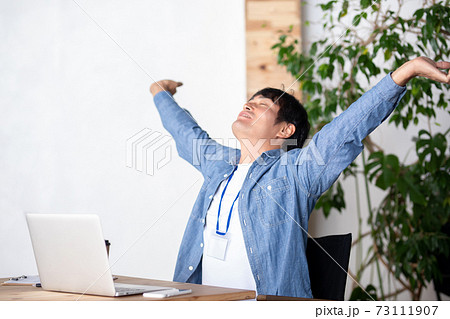 深呼吸するビジネスマン 73111907