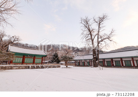 冬 韓屋 雪景色 73112208