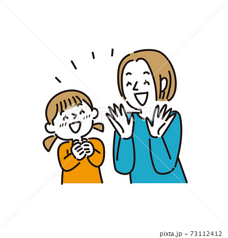 母親に褒められて喜ぶ女の子のイラスト素材