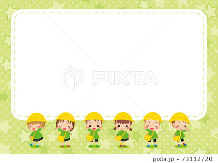 可愛い幼稚園児の子供たちと幼稚園のイラスト 星パターンのフレーム 年少さんキッズ6人組のイラスト素材