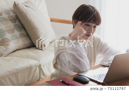 在宅ワーク・テレワーク・リモートワーク中に疲れを感じる女性 73112797