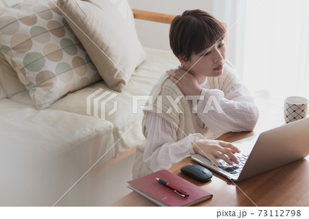在宅ワーク・テレワーク・リモートワーク中に疲れを感じる女性 73112798