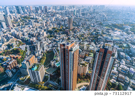 日本の東京都市景観　品川方面やや元麻布ヒルズフォレストタワーなどを望む 73112917