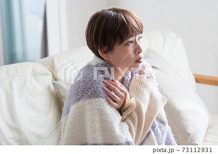 寒さを感じる女性・冷え性に悩む女性イメージ 73112931