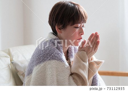 寒さを感じる女性・冷え性に悩む女性イメージ 73112935