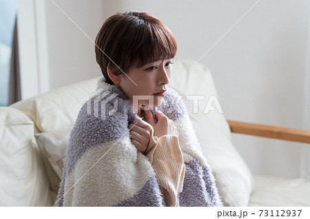 寒さを感じる女性・冷え性に悩む女性イメージ 寒さを感じる女性・冷え性に悩む女性イメージ 73112937