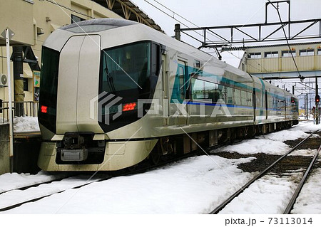下町発～雪国へ…雪景色の会津田島駅と特急リバティ 73113014