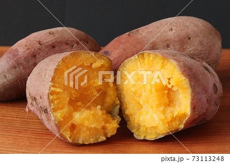 種子島産の安納芋　黄金色の断面のアップ 73113248