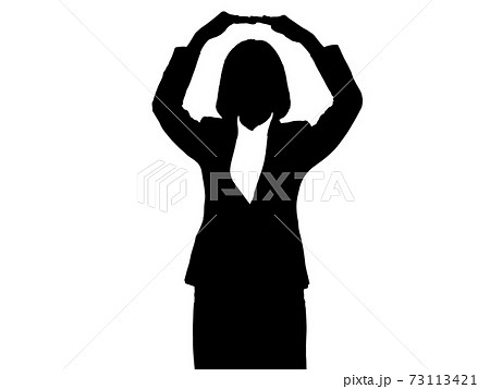 マルのサインを出す女性ビジネスマンシルエットのイラスト素材