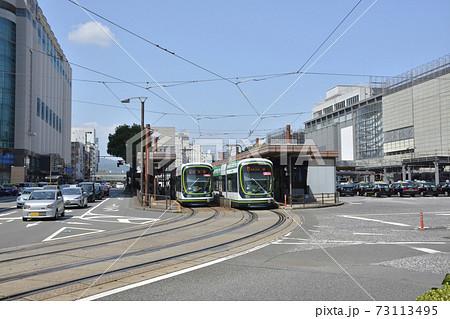 広島駅前、路面電車と広島市街地の街並み 73113495