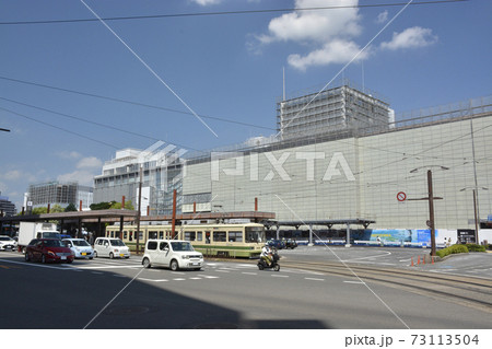広島駅前、路面電車と広島市街地の街並み 広島駅前、路面電車と広島市街地の街並み 73113504