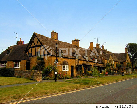 蜂蜜色の街並みを残すコッツウォルズの街道の長屋 73113509