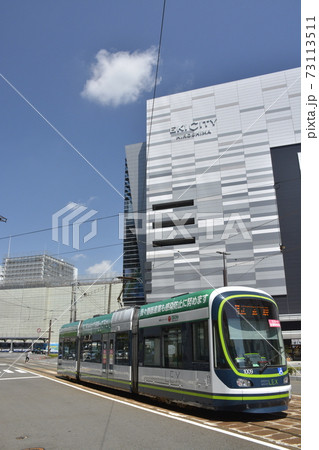 広島駅前、路面電車と広島市街地の街並み 広島駅前、路面電車と広島市街地の街並み 73113511