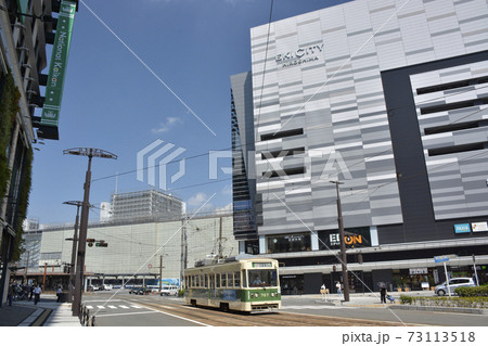広島駅前、路面電車と広島市街地の街並み 広島駅前、路面電車と広島市街地の街並み 73113518