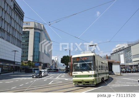 広島駅前、路面電車と広島市街地の街並み 広島駅前、路面電車と広島市街地の街並み 73113520