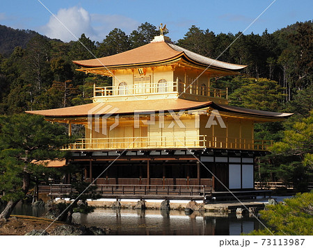 冬の金閣寺　こけらぶき屋根のふき替え終了 73113987