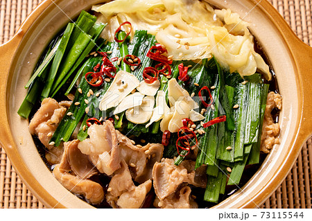 一人鍋イメージ 一人前サイズの小さな土鍋に入れられたもつ鍋 の写真素材