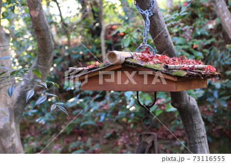 小さい井戸の屋根に積もる紅葉 小さい井戸の屋根に積もる紅葉 73116555