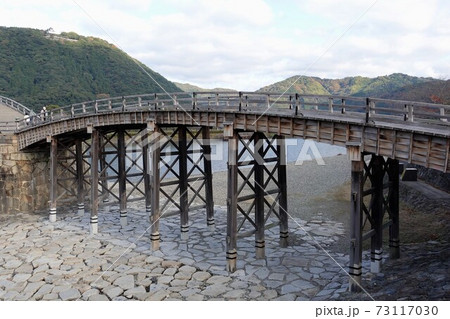 錦帯橋と錦川河川敷 錦帯橋と錦川河川敷 73117030