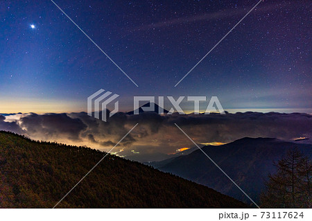 （山梨県）星空の下、大雲海に浮かぶ富士山 73117624
