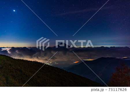 （山梨県）星空の下、大雲海に浮かぶ富士山 73117626