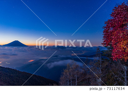（山梨県）星空の下、大雲海に浮かぶ富士山 73117634