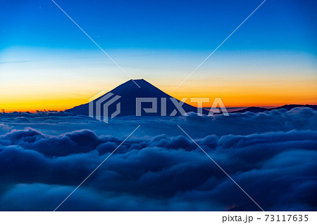（山梨県）星空の下、大雲海に浮かぶ富士山 73117635