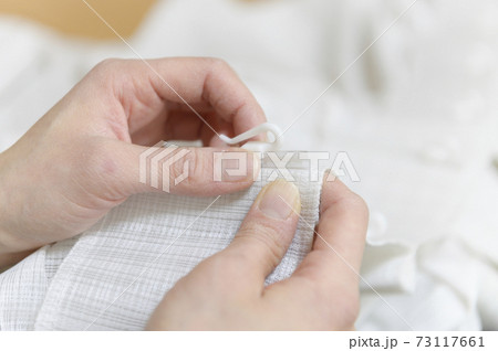 大掃除シーン（フックを外してカーテンを洗濯する） 73117661