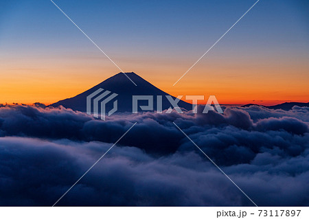 （山梨県）大雲海に浮かぶ富士山　夜明け前 73117897