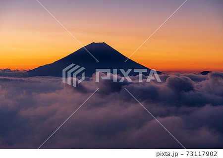 (山梨県)大雲海に浮かぶ富士山 夜明け前 (山梨県)大雲海に浮かぶ富士山 夜明け前 73117902