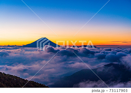 (山梨県)大雲海に浮かぶ富士山 夜明け前 (山梨県)大雲海に浮かぶ富士山 夜明け前 73117903