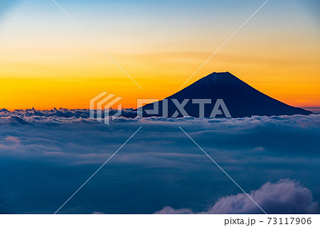 (山梨県)大雲海に浮かぶ富士山 夜明け前 (山梨県)大雲海に浮かぶ富士山 夜明け前 73117906