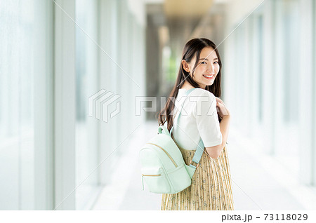 キャンパスの大学生 73118029