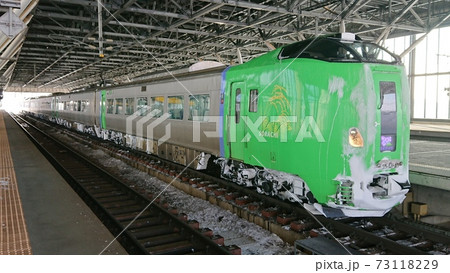 旭川駅で札幌駅へ向かて折り返し準備を整える特急「ライラック」 73118229