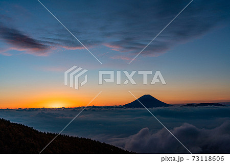 (山梨県)大雲海に浮かぶ富士山 日の出 (山梨県)大雲海に浮かぶ富士山 日の出 73118606