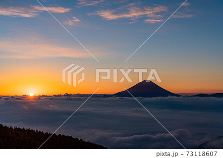 (山梨県)大雲海に浮かぶ富士山 日の出 (山梨県)大雲海に浮かぶ富士山 日の出 73118607