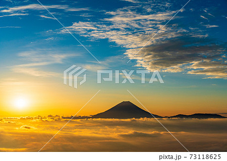（山梨県）大雲海に浮かぶ富士山　日の出 73118625